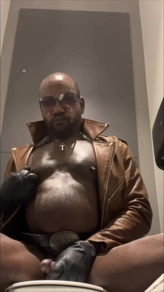 BBC Muscle Stepdaddy Restroom Bate & Heavy Cum Session