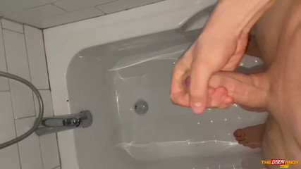 Quickly Handjob in the Bathtub
