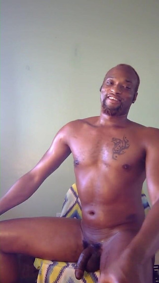 Kennie Jai Gets Ready for the Beach