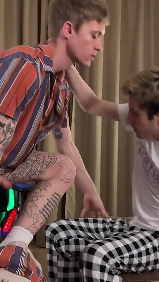 Distracted the Guy From the Game, Gave the Twink a Rimming, Fucked His Tight Asshole Part 1