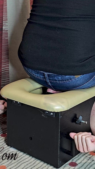 Extreme Jeans Face Sitting