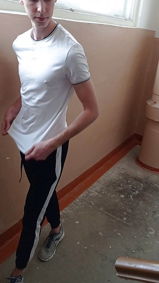 Masturbation in the entrance of a guy