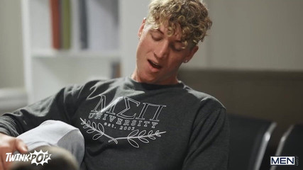 Twinkpop - Ryan Bailey is trying to studybut his buddy Felix Fox is more interested in checking out some cock