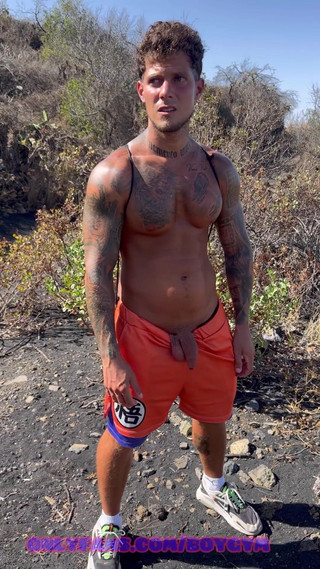 Pissing in the Forest a Guy Discover Me